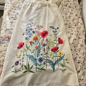 VTG Crewel Skirt !!